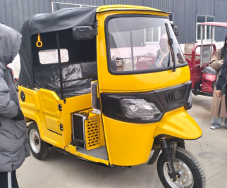 Os clientes liberianos testam o tuk-tuk no local!
