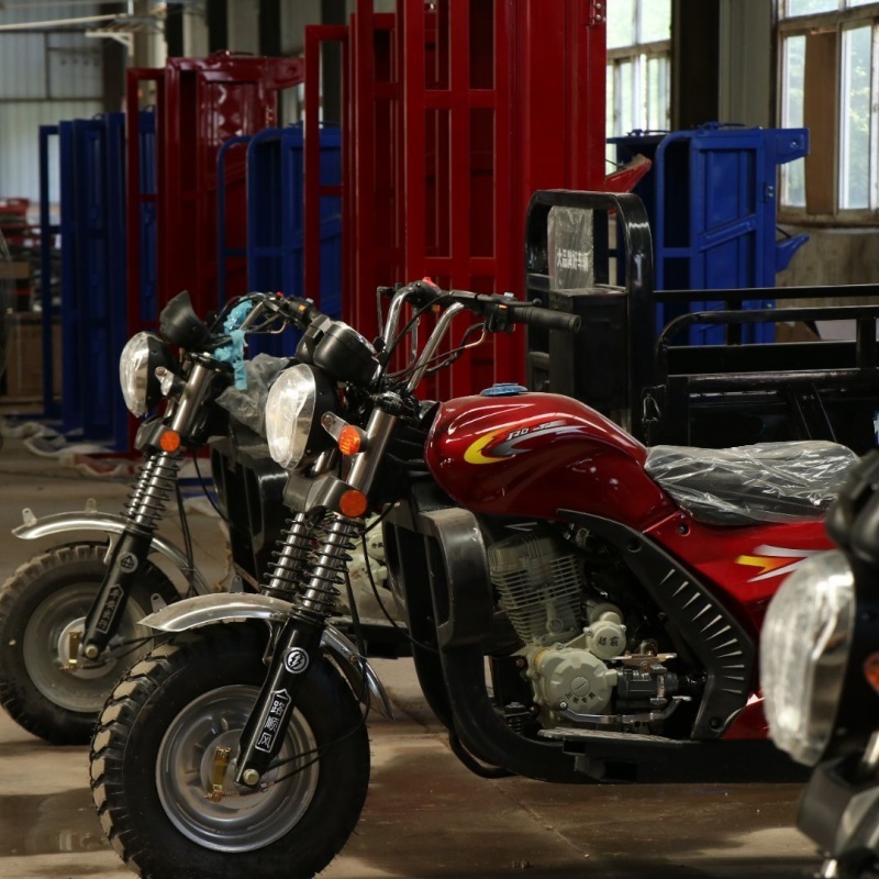 triciclo motorizado de carga com caixa aberta