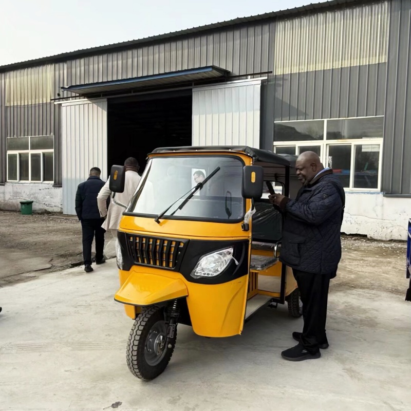 Triciclo a benzina da 180 cc a 4 posti