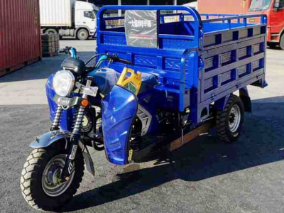 Comment appelle-t-on une moto à 3 roues ?