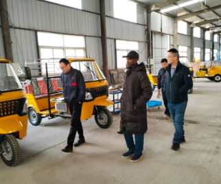 150 tuk-tuk dikirim ke Ghana hari ini!