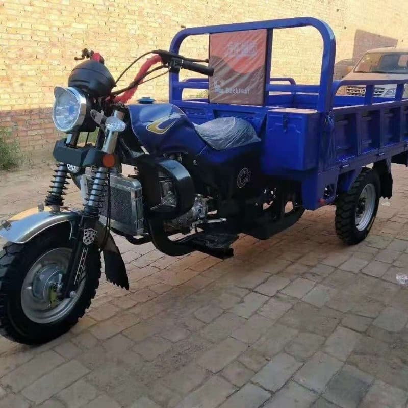 Tempat pembuangan sampah kendaraan roda tiga