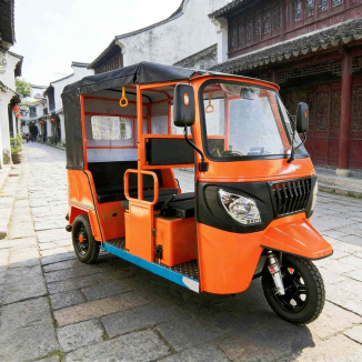 Tuk-tuk listrik dengan panel surya