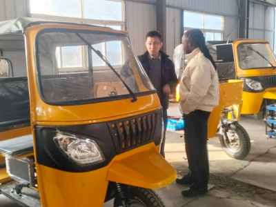 Une visite d'usine scelle l'affaire : un client ghanéen commande 20 Tuk Tuks