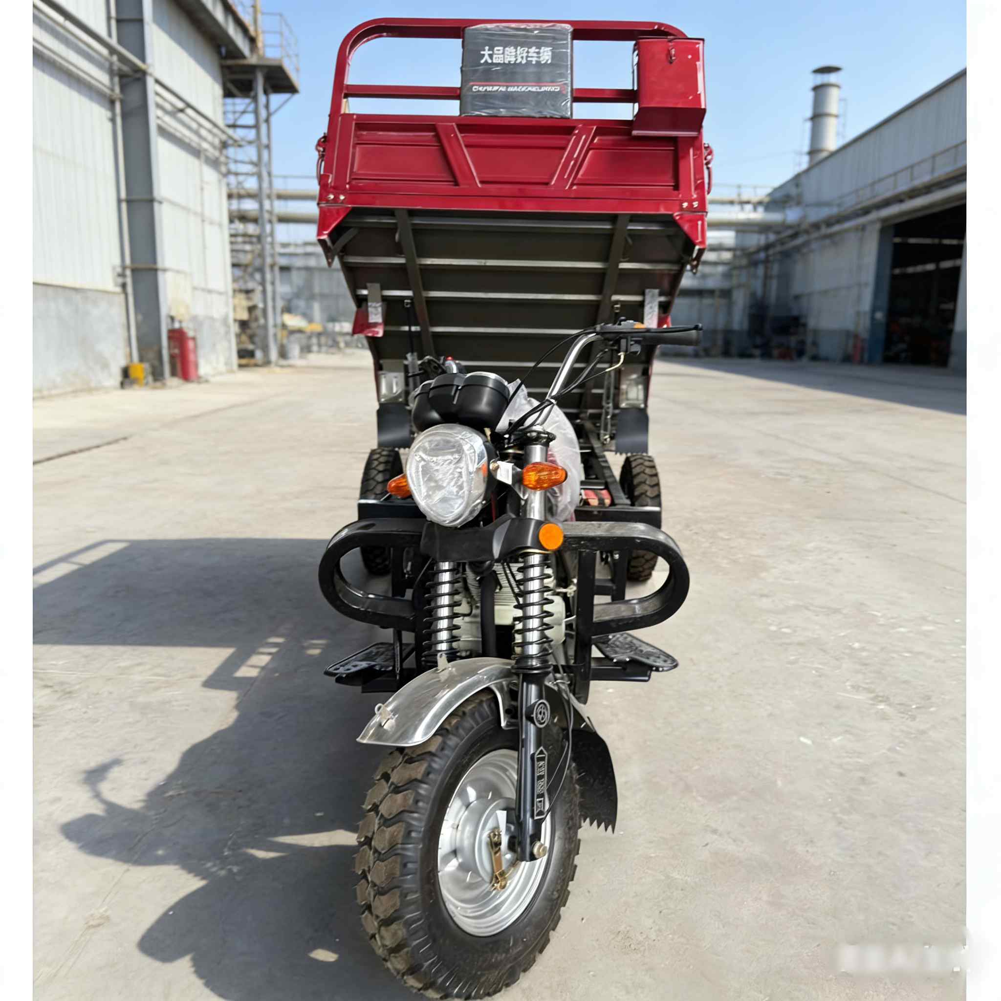 tricycle cargo à cabine fermée à essence