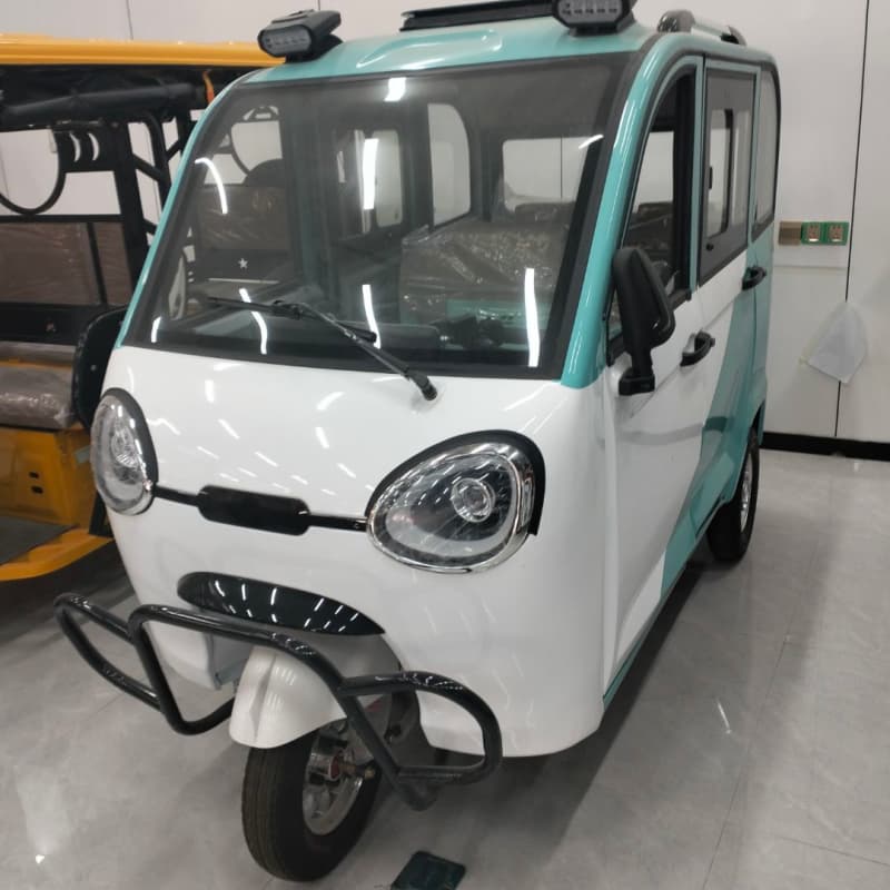 Mini metro dan becak