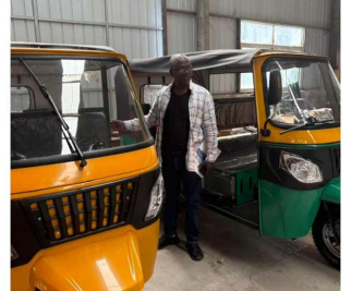 Hoy se enviaron 30 tuk-tuks a Nigeria