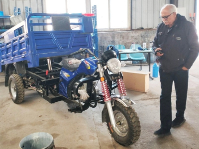 Des clients indiens visitent l'usine de motos à trois roues