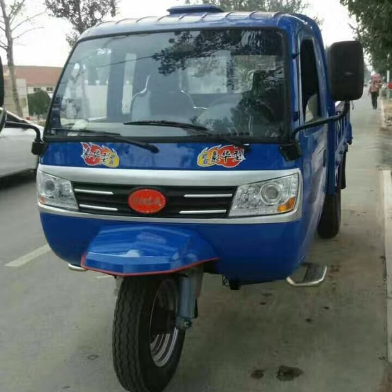 Enclosed cabin tricycle 