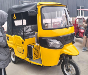 Des clients libériens testent le tuk-tuk sur place !