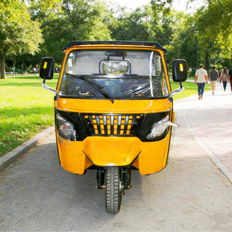 becak otomatis bertenaga baterai India