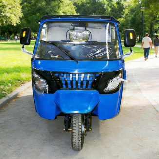 Tuk-tuk listrik dengan panel surya