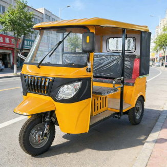E-rickshaw con cabina chiusa